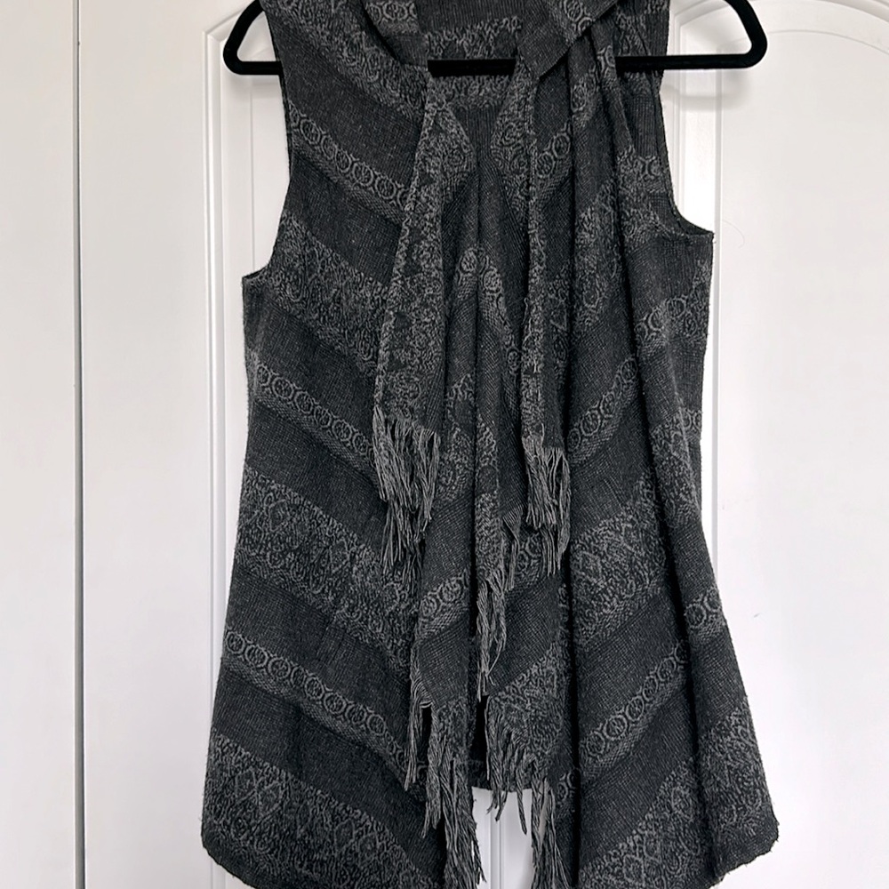 JOLT Fringe open vest w/hood, black,gray ,sleeveless, size small